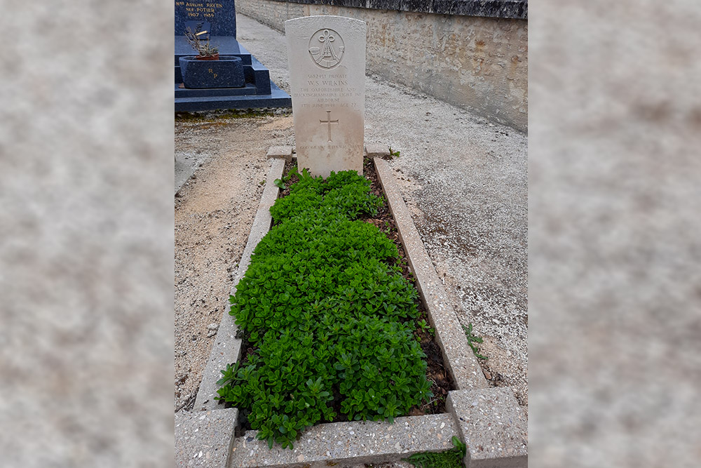Commonwealth War Grave Escoville #2