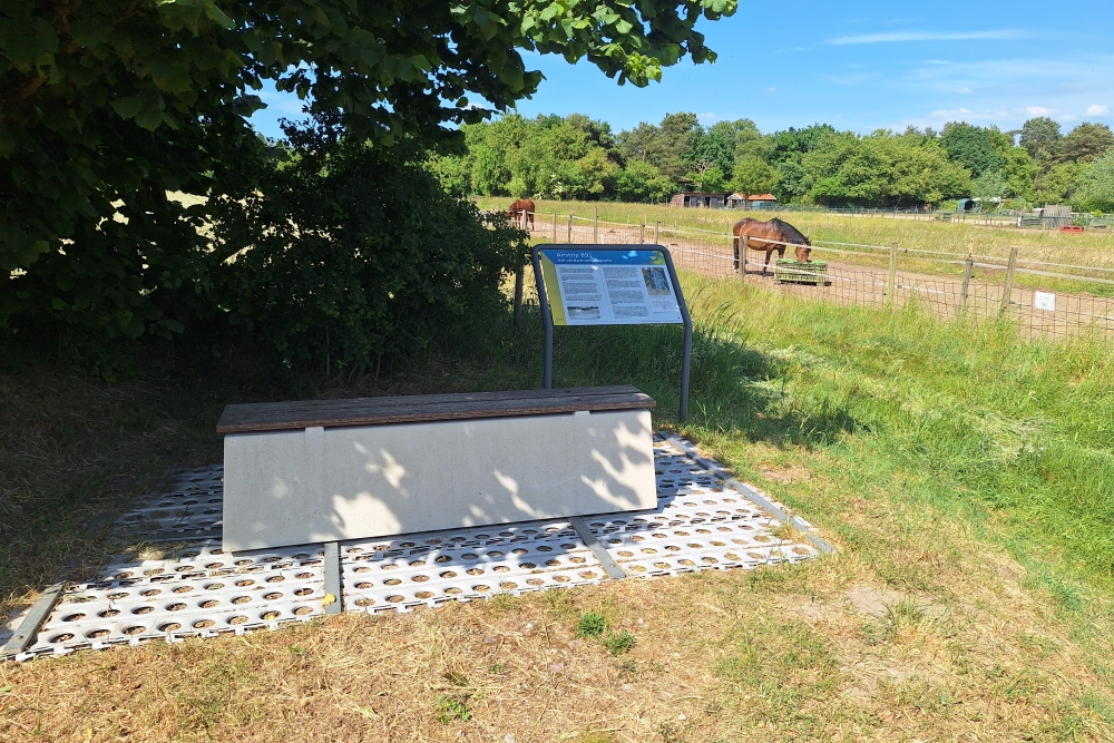 Informatiebord en Bank Voormalige Airstrip B.91 Kluis #6