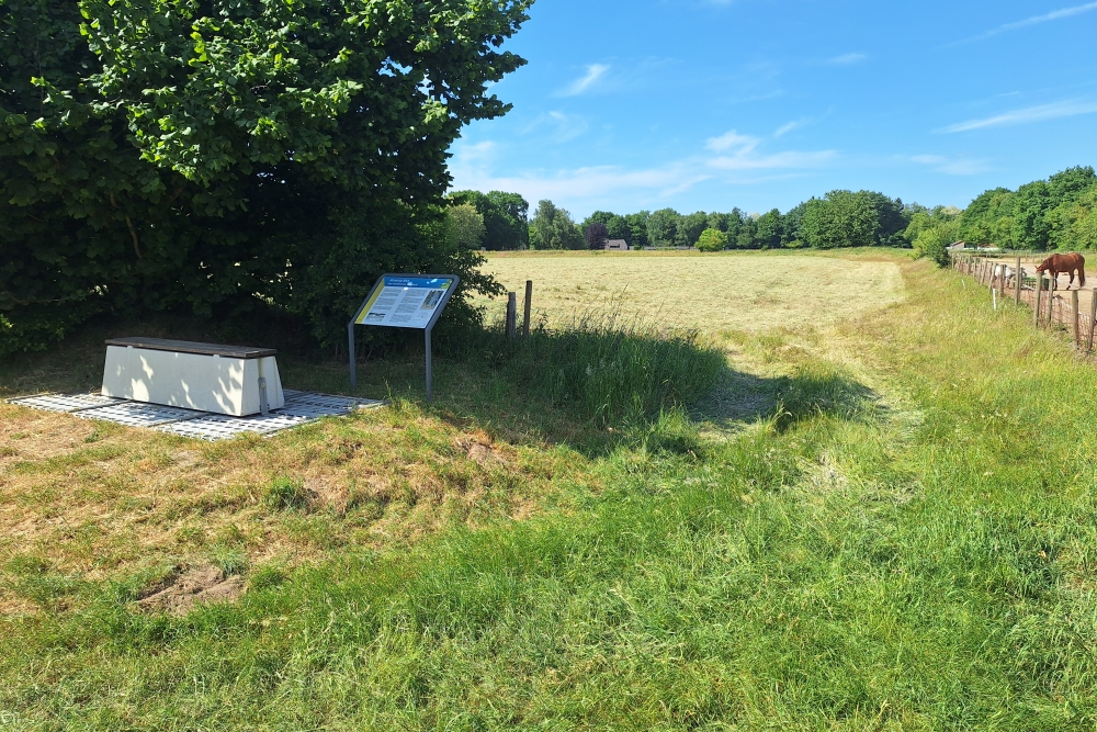 Informatiebord en Bank Voormalige Airstrip B.91 Kluis #7