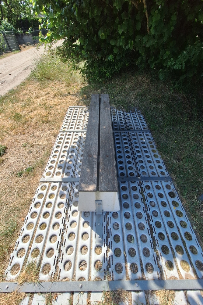 Informatiebord en Bank Voormalige Airstrip B.91 Kluis #8