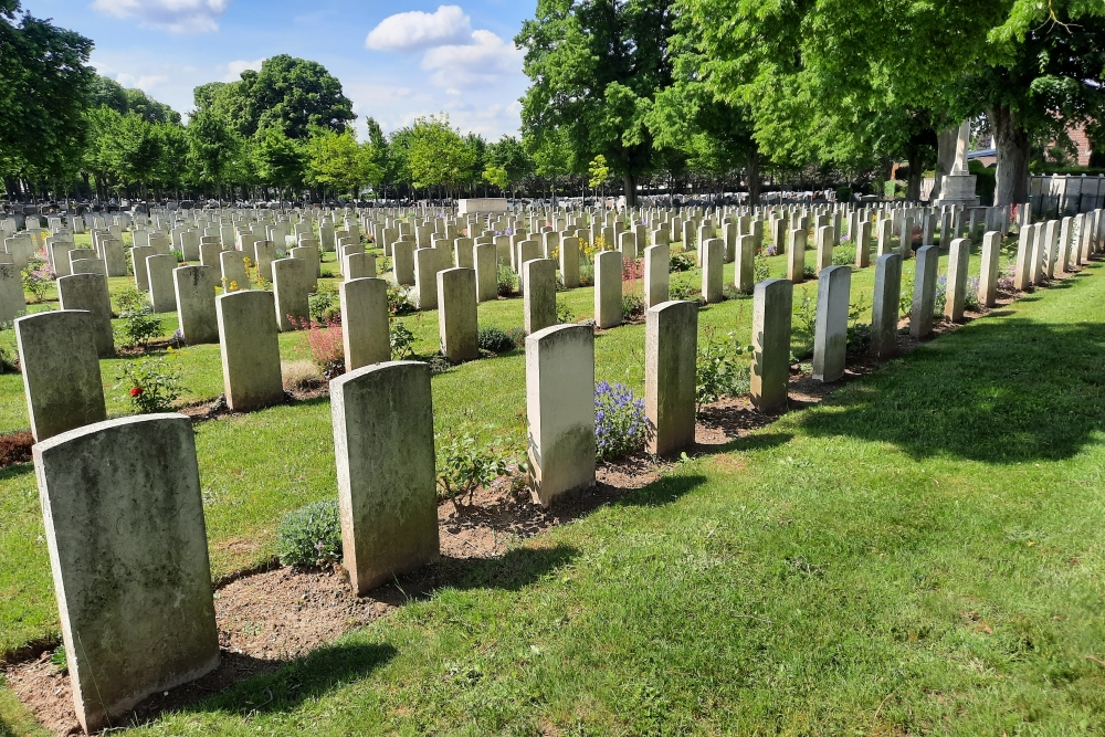 Commonwealth War Graves Amiens #4