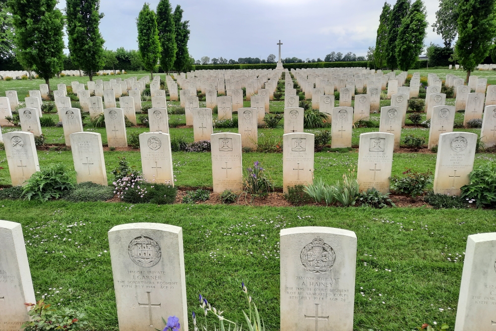 Commonwealth War Cemetery Banneville-la-Campagne #2