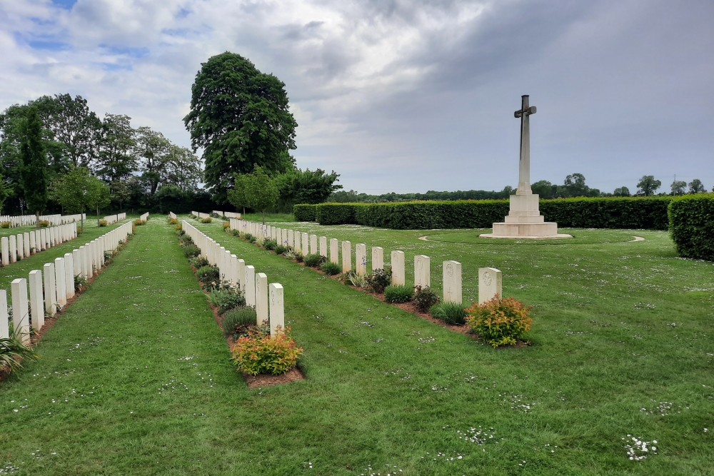 Commonwealth War Cemetery Banneville-la-Campagne #4