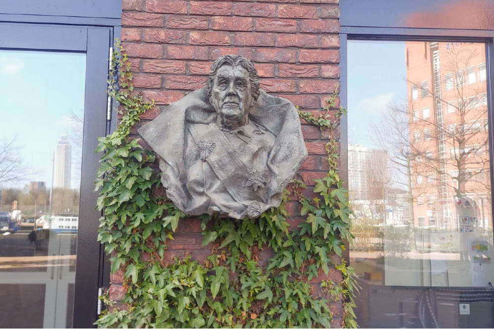 Sculpture  Queen Wilhelmina #1