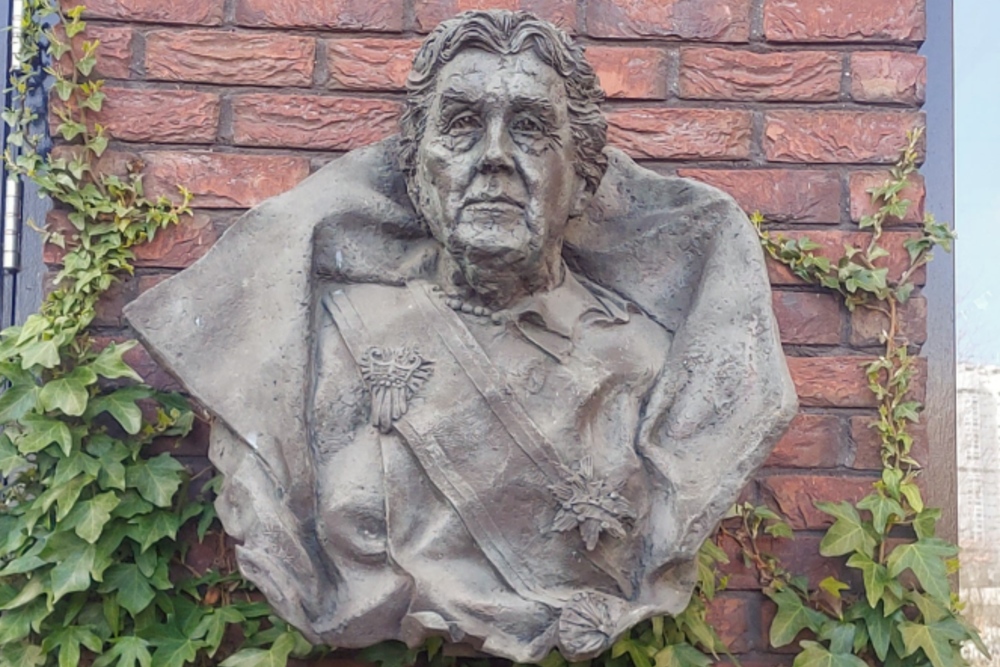Sculpture  Queen Wilhelmina #2