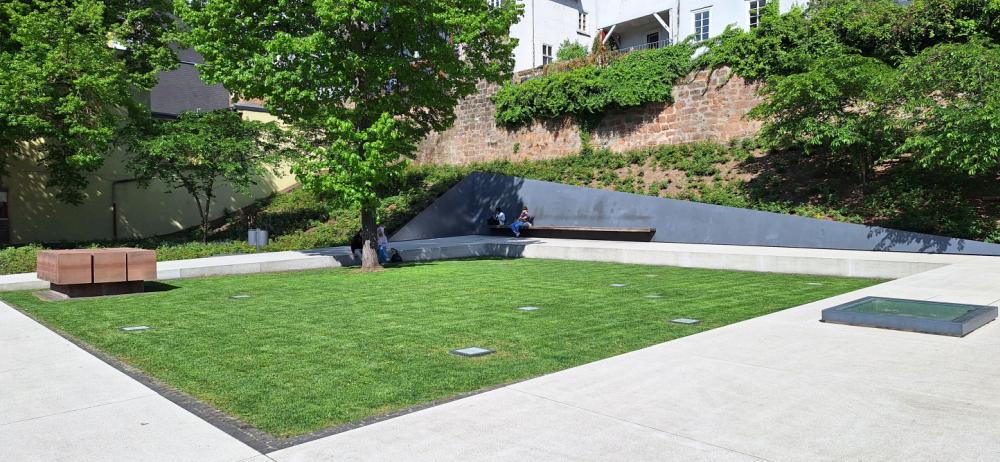 Memorial Garden Synagogue Universitätsstrasse #5