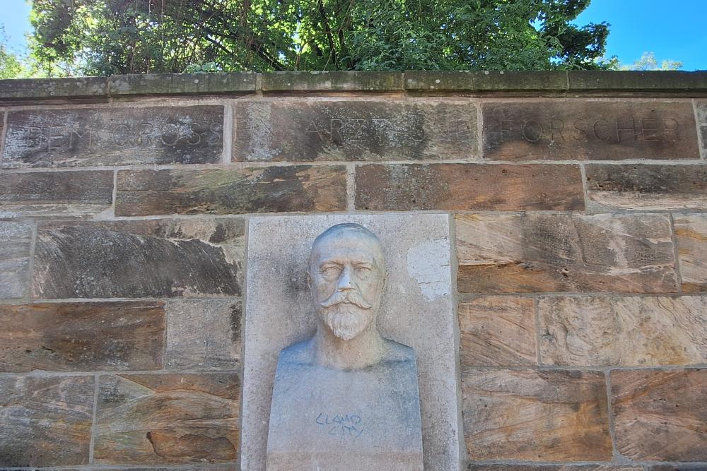 Monument Emil Behring #3