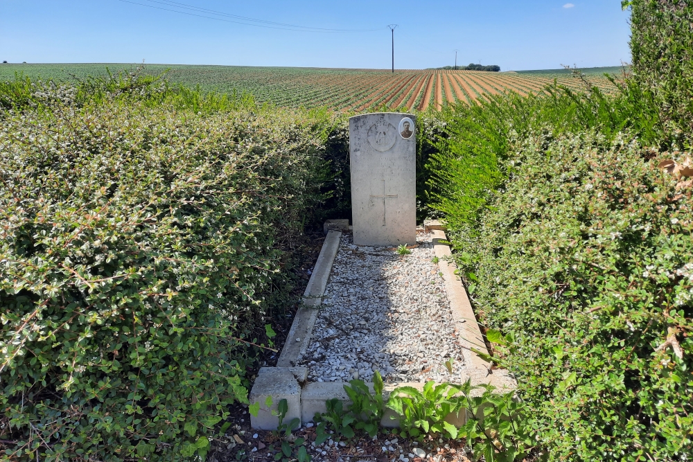 Commonwealth War Grave Manancourt #4