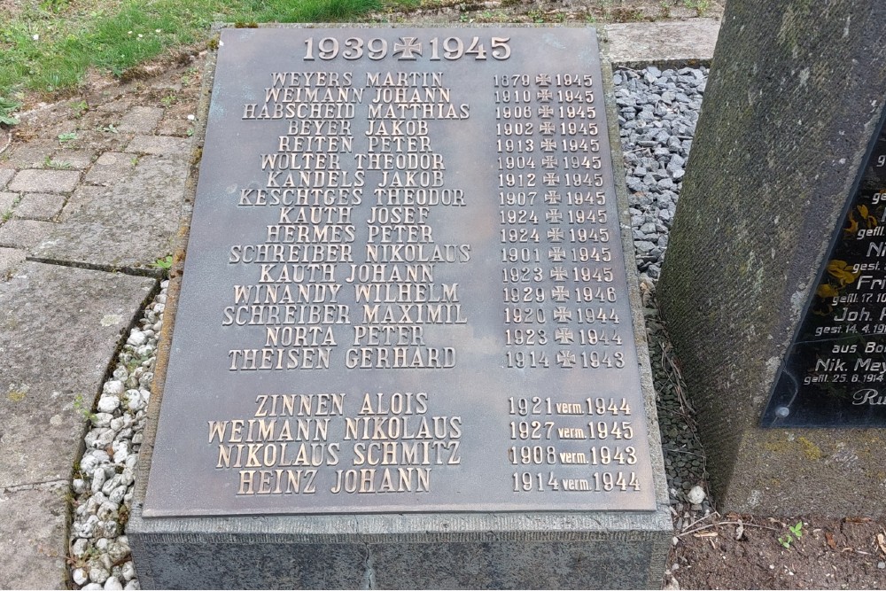 War Memorial Ammeldingen bei Neuerburg #2