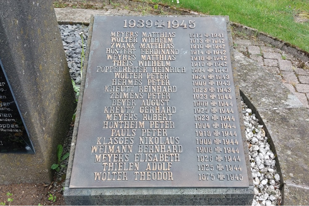 War Memorial Ammeldingen bei Neuerburg #4
