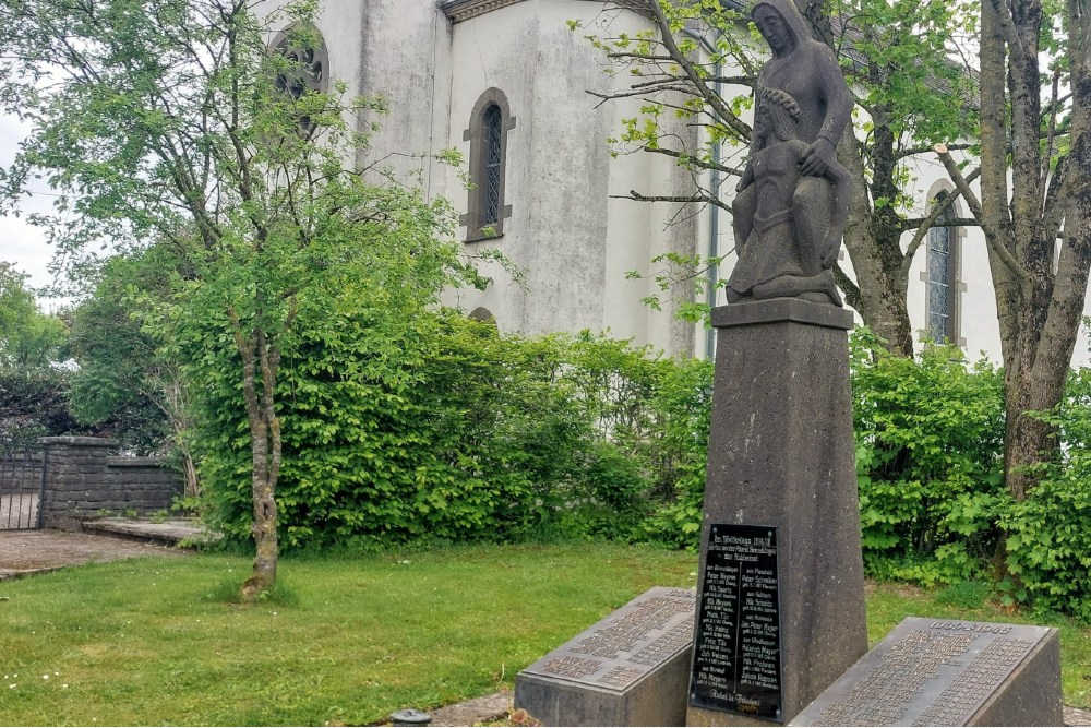 War Memorial Ammeldingen bei Neuerburg #5