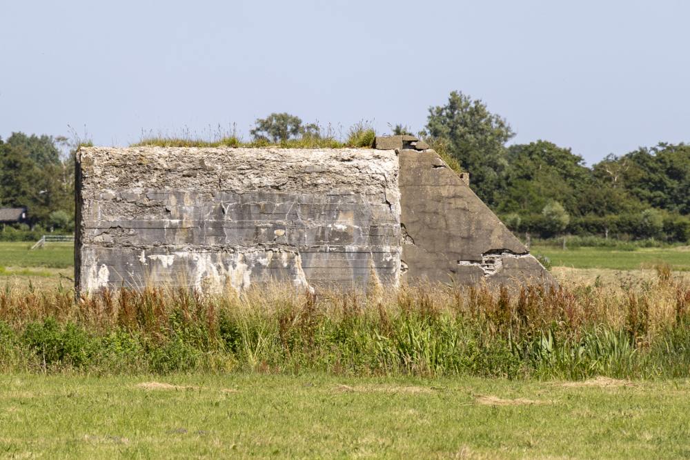 Fliegerhorst Bergen: W.N.3 - Küver MG35 Bunker (C16) #2