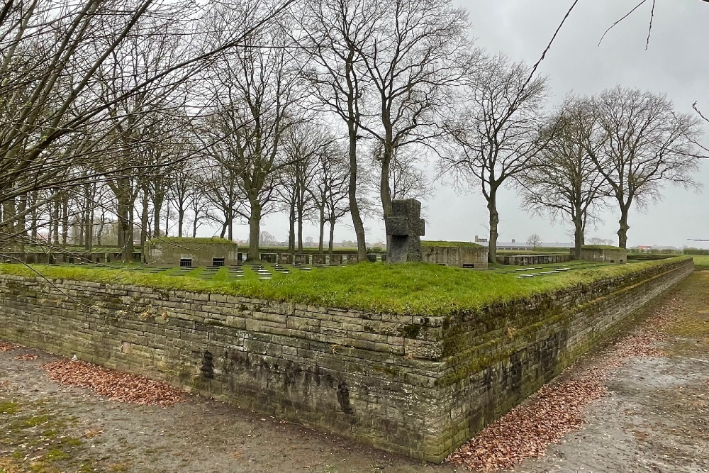 Duitse Oorlogsbegraafplaats Langemark #7