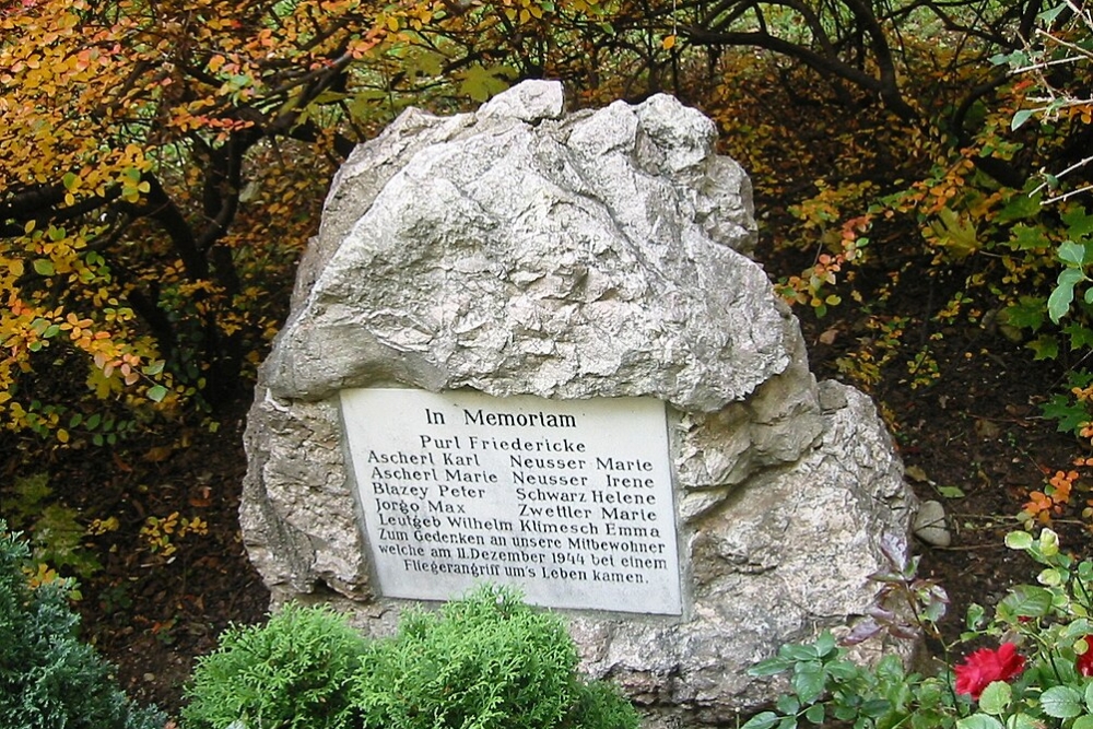 Gedenkteken Slachtoffers Luchtaanval 11 December 1944 Karl-Höger-Hof #1