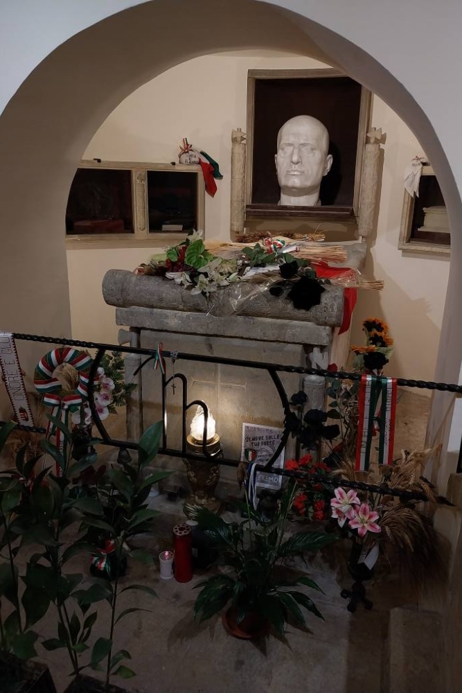 Herdenkingstombe Benito Mussolini #5