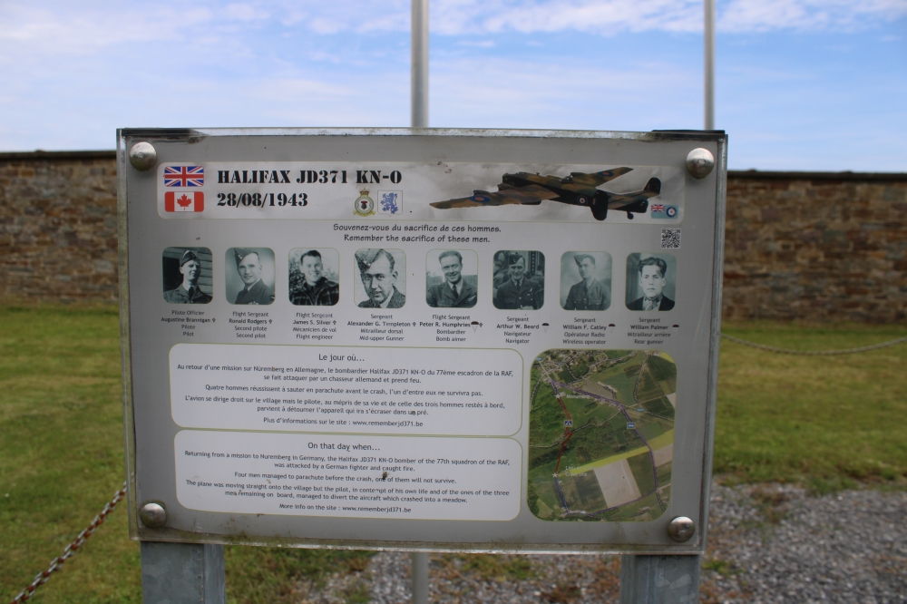 Monument Crash Halifax JD371 KN-0 Modave #3