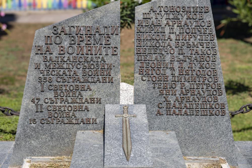 Oorlogsmonument Pomorie #2