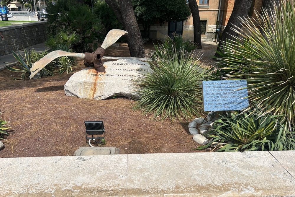 Monument to the fallen Airmen Gardo #2