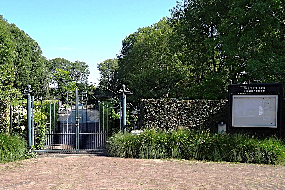 Dutch War Grave Bleskensgraaf #4