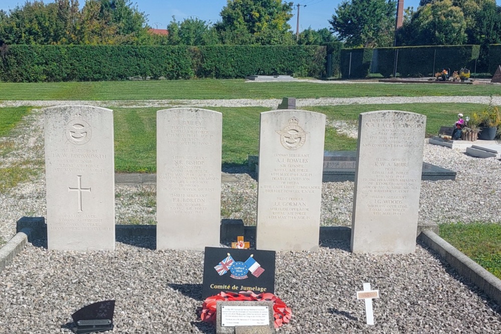 Oorlogsgraven van het Gemenebest Gemeentelijke Begraafplaats Voué #1