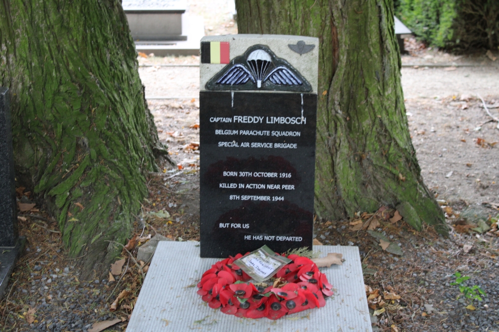 Belgian War Graves Peer #1