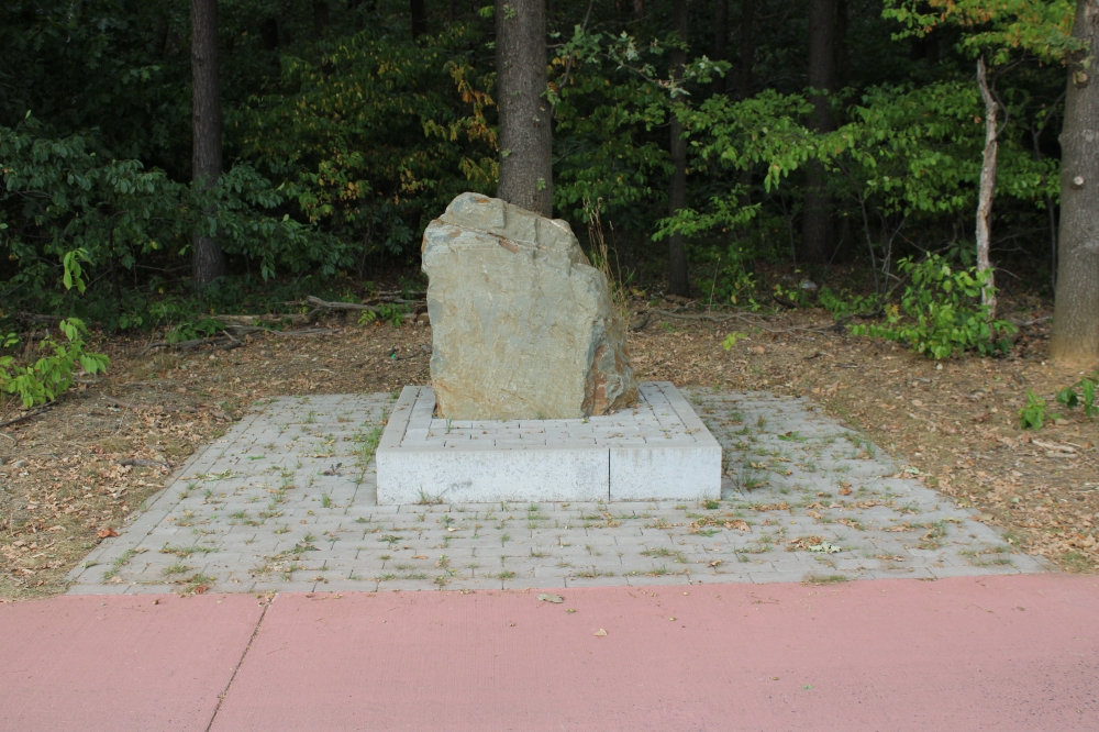 Gedenkteken Vliegveld Y-32 Ophoven	