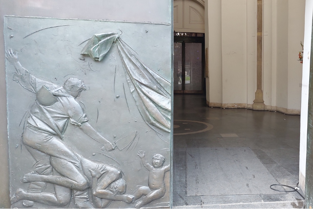 Monument Oorlog en Vrede Sint Laurenskerk Rotterdam #2