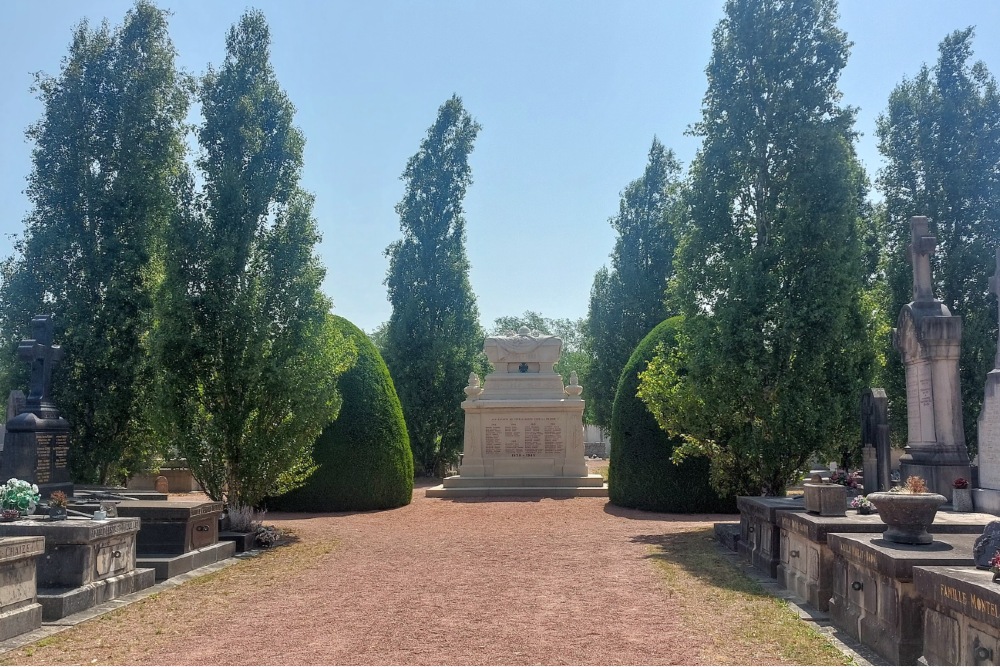 Oorlogsmonument Begraafplaats Le Coteau