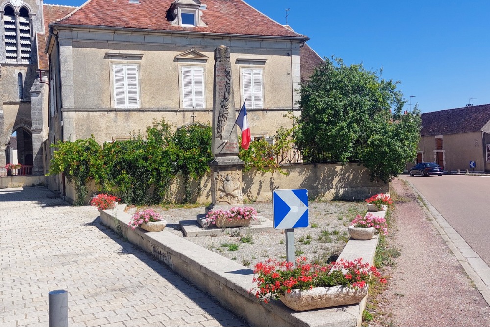 War Memorial  Monitgny-la-Resle #1