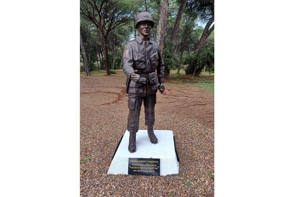 Statue General Robert Tyron Frederick