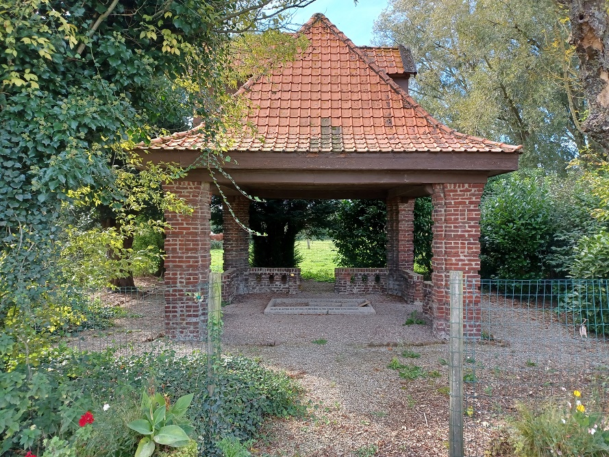 Isolated Commonwealth War Grave Méteren #1