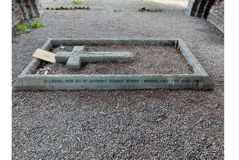 Isolated Commonwealth War Grave Méteren #2
