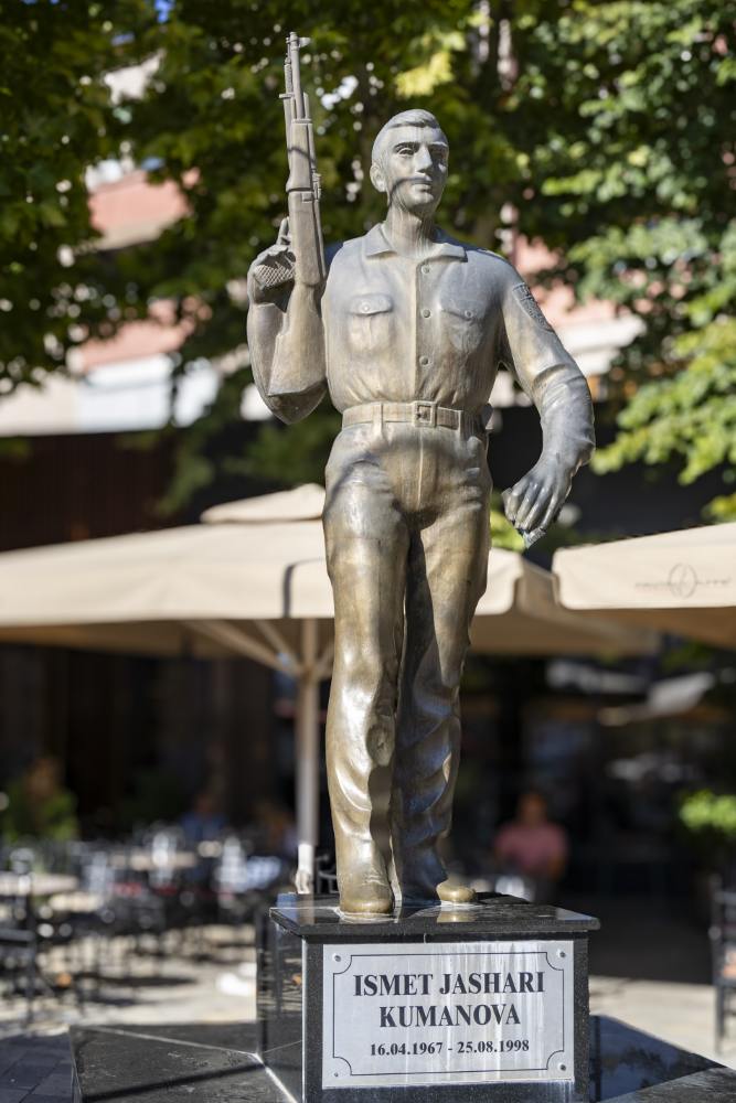 Standbeeld Ismet Jashari Kumanova #2