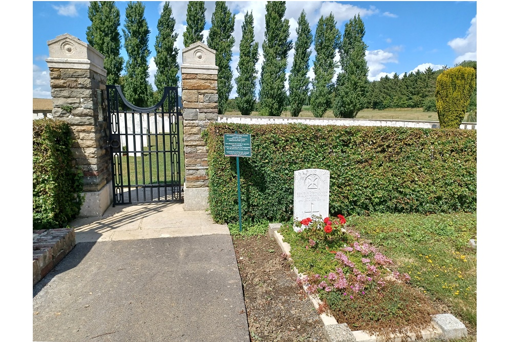 Oorlogsgraven van het Gemenebest Bouzincourt #2
