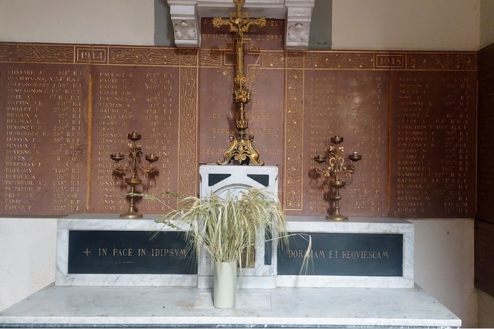 Oorlogsmonument in Kerk Varennes-sur-Allier #1
