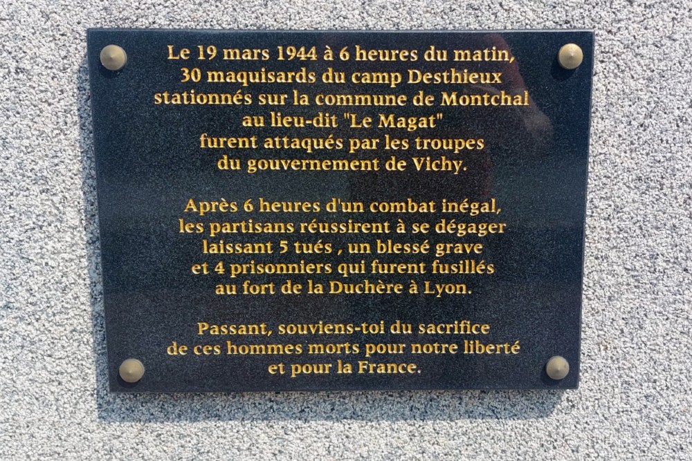 Monument Omgekomen Verzetsmensen Montchal #3