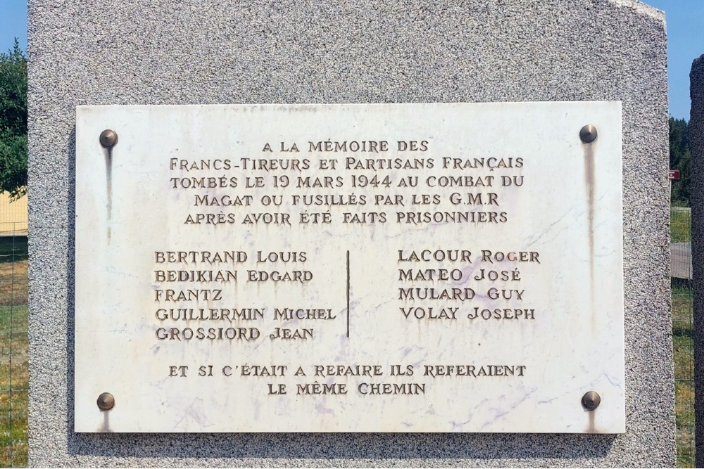 Monument Omgekomen Verzetsmensen Montchal #4