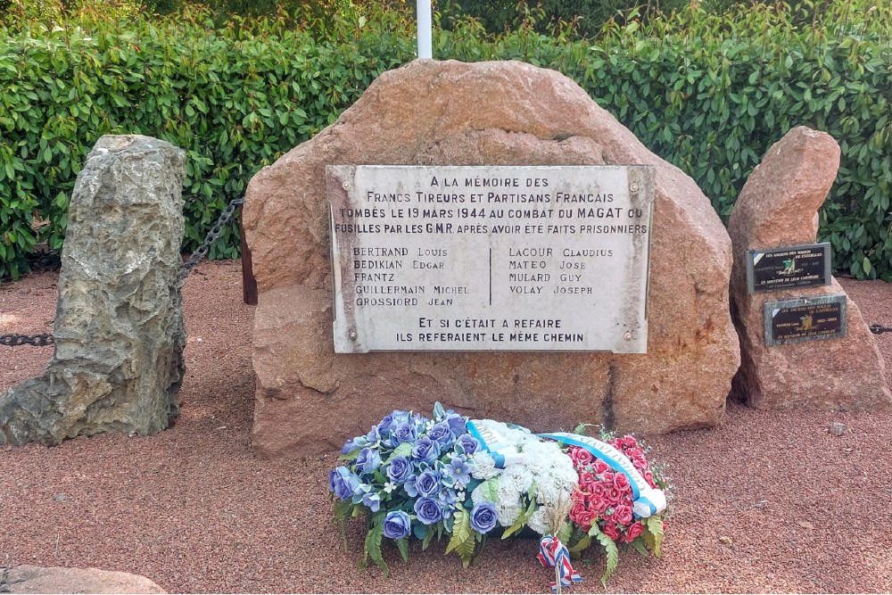 Monument Omgekomen Verzetsmensen Montchal #2