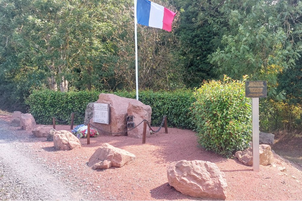 Monument Omgekomen Verzetsmensen Montchal #4