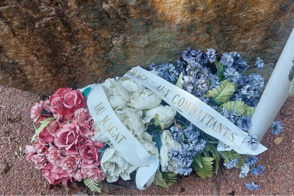 Monument Omgekomen Verzetsmensen Montchal #5