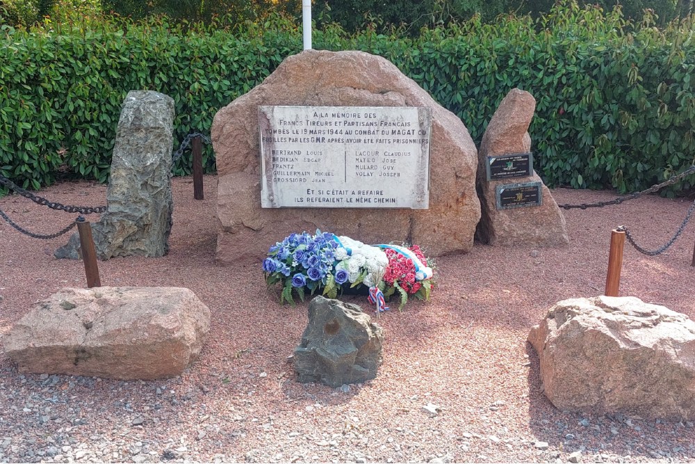 Monument Omgekomen Verzetsmensen Montchal #6
