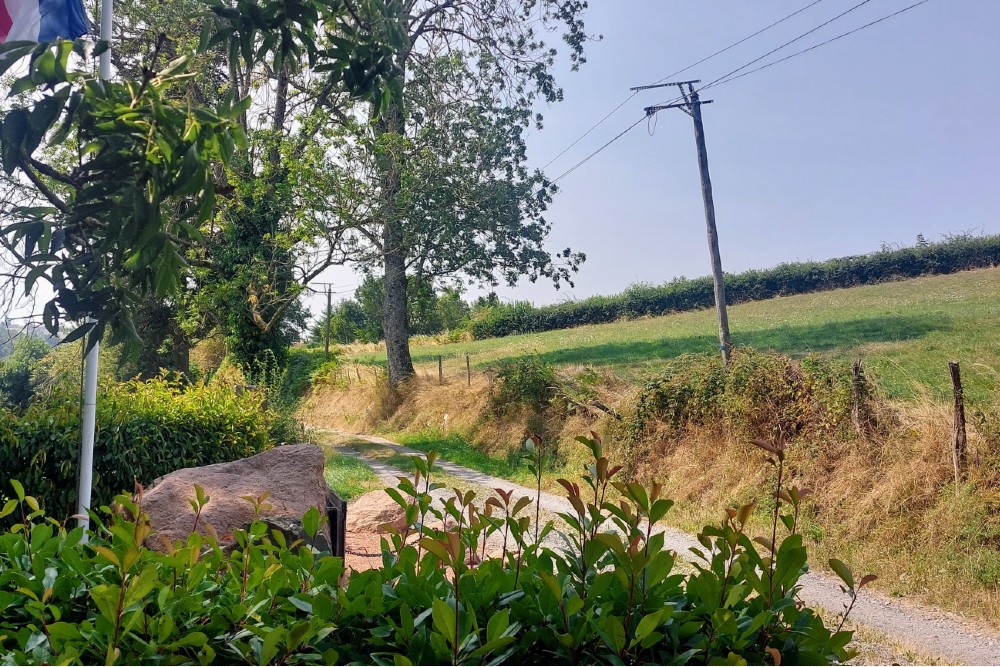 Monument Omgekomen Verzetsmensen Montchal #7