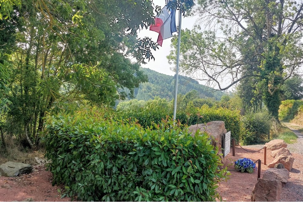 Monument Omgekomen Verzetsmensen Montchal #8