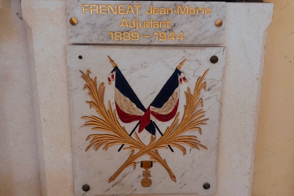 Oorlogsmonument in kerk Montchal #6