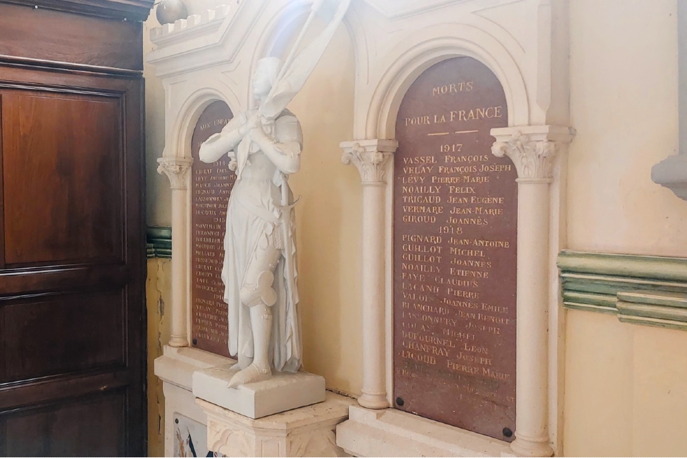 Oorlogsmonument in kerk Montchal #8