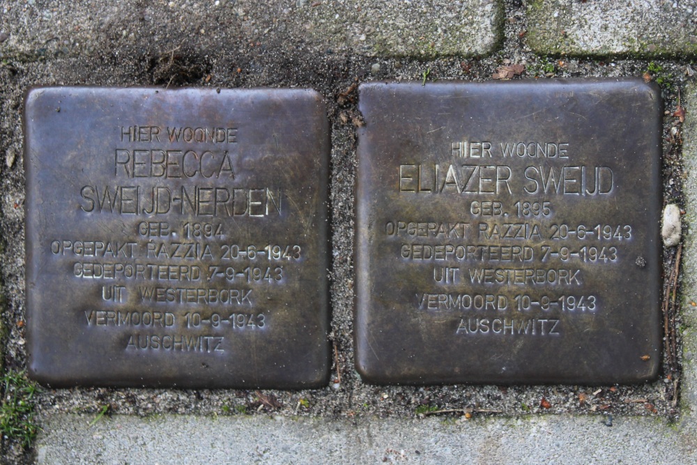 Stolpersteine Tugelaweg 60 (de stenen liggen aan de overzijde van de weg) #1