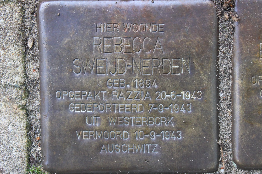 Stolpersteine Tugelaweg 60 (de stenen liggen aan de overzijde van de weg) #2