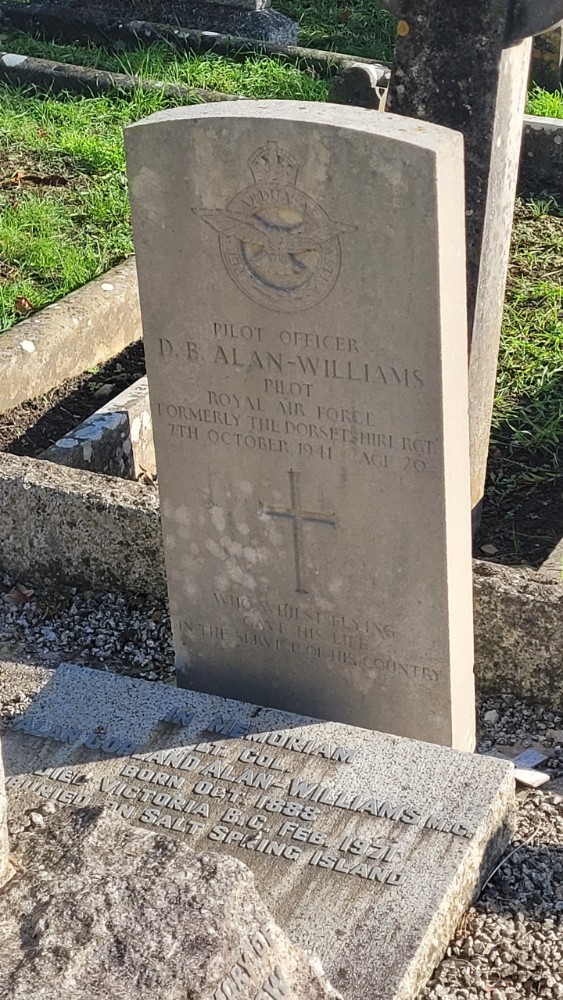 Commonwealth War Graves St Mary Magdalene Churchyard #4