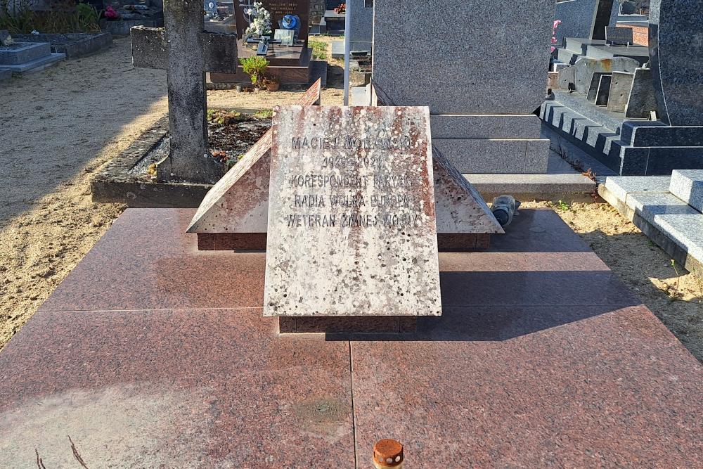 Polish War Veteran Graves Lailly-en-Val Cemetery
