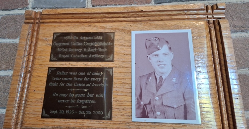 Gedenkteken Sergeant Dallas Gerald Firlotte #2